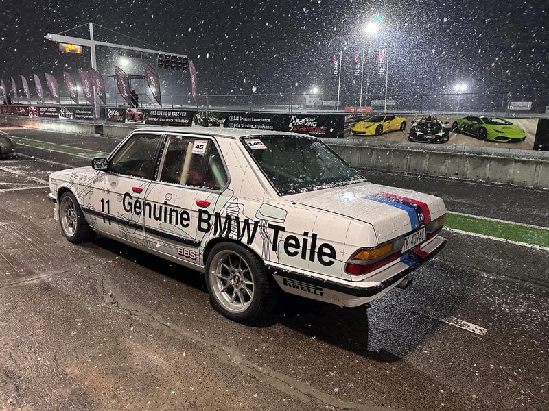 BMW E28 na nocnym torze drag