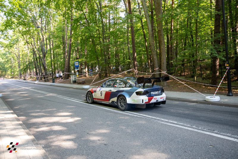 Samochód wyścigowy na leśnej trasie hillclimb